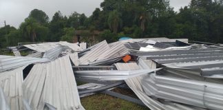 Vento derrubou estrutura da área de atividades esportivas da Escola Cemap Pitágoras