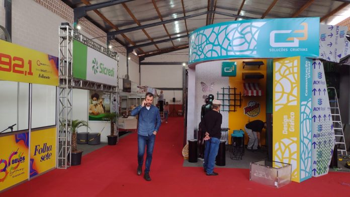 efaics Empresas ainda trabalham na montagem dos estandes