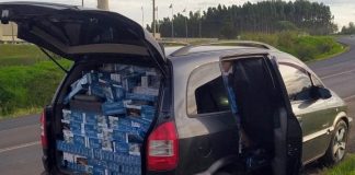 A Polícia Rodoviária Federal apreendeu 17 mil maços de cigarros contrabandeados do Paraguai pela BR-282, em Pinhalzinho, na manhã desta segunda-feira. A carga foi abordada em alta velocidade em um carro com placa de Porto Alegre. Todos os tipos de cigarros ocupam quase todo o carro. A PRF até encontrou um comunicador de rádio sob o painel. O motorista, de 45 anos, admitiu ter transportado o veículo já carregado na cidade de Baracón, em Santa Catarina, para a capital gaúcha. Por crime, ele receberá 2 mil reais. Agentes foram até a delegacia da Polícia Federal em Chapecó para registrar o contrabando.