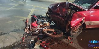 Um grave acidente de trânsito deixou dois feridos na Rua Nereu Ramos, próximo a cabeceira da Ponte Irineu Bornhausen, em Capinzal