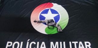 Adolescente ameaça pessoas com arma falsa e é apreendido pela PM
