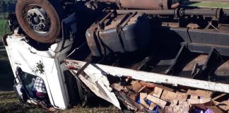 Caminhão sai da pista e tomba em Água Doce
