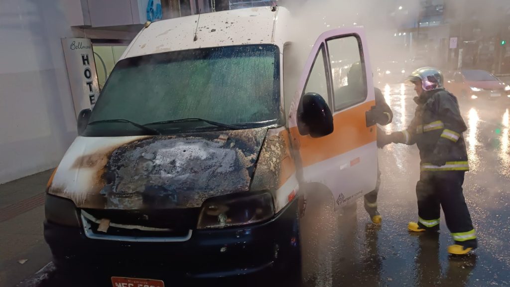 Van escolar pega fogo em Concórdia