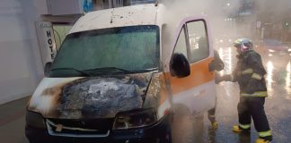 Van escolar pega fogo em Concórdia