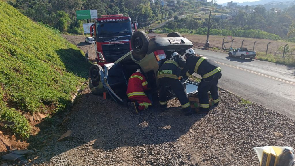 Carro capota às margens da rua Tancredo Neves em Concórdia