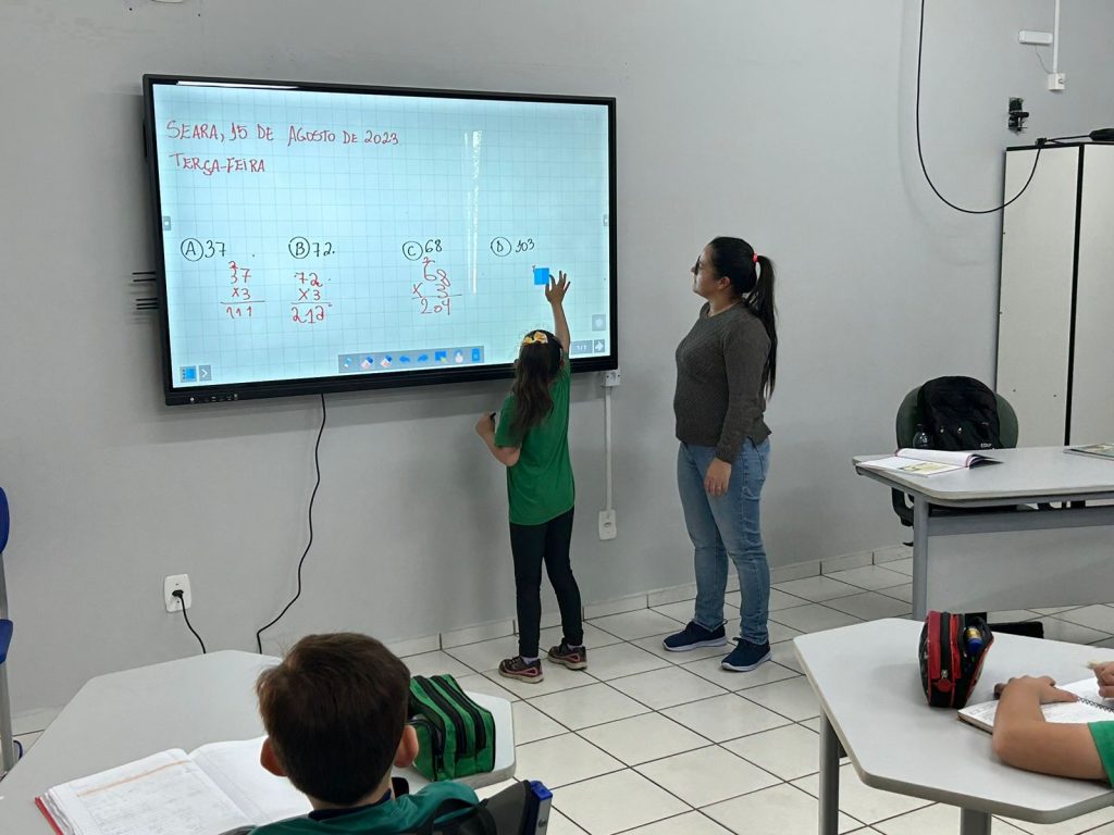 Telas interativas são instaladas em escolas municipais de Seara