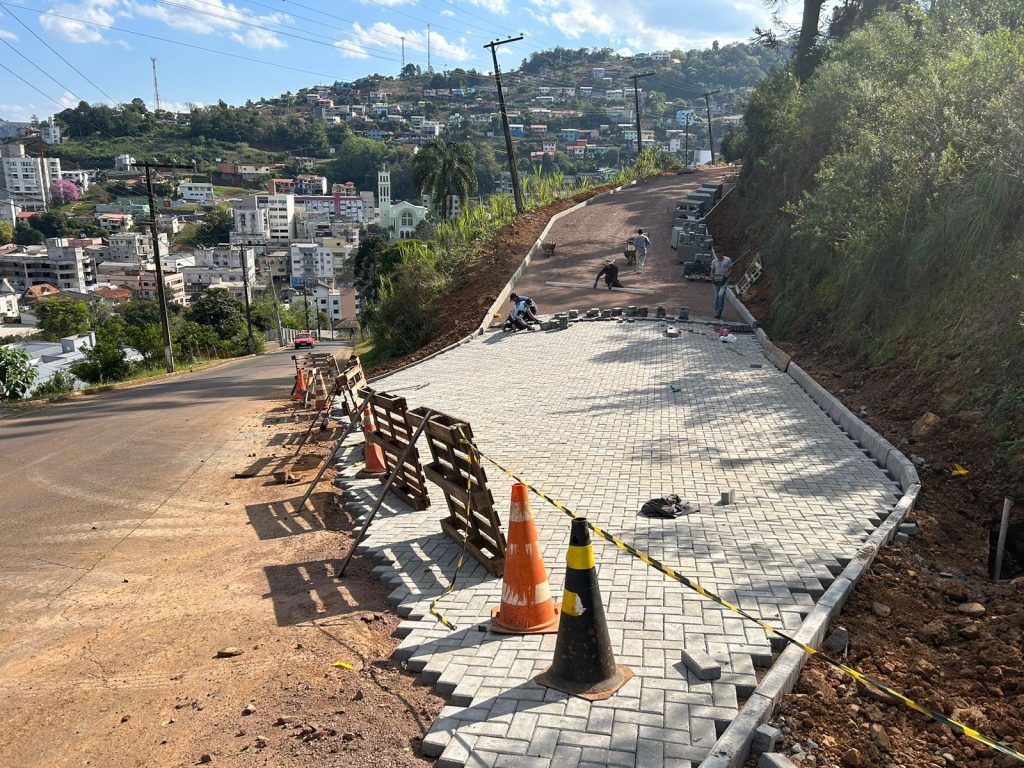 Iniciada a pavimentação em pavers na rua Nova Milano