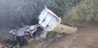 Caminhão cai em açude no interior de Alto Bela Vista
