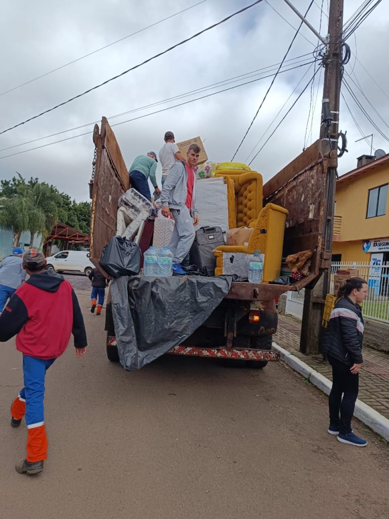 Itá envia caminhão com mantimentos e outros ao RS