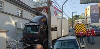 Caminhão colide em poste e cerca do HSF em Concórdia
