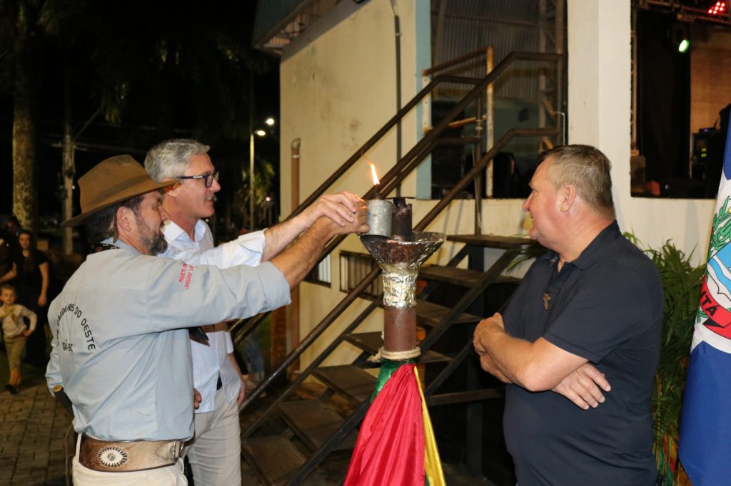 Mais de 2 mil pessoas na abertura do Acampamento Farroupilha em Itá