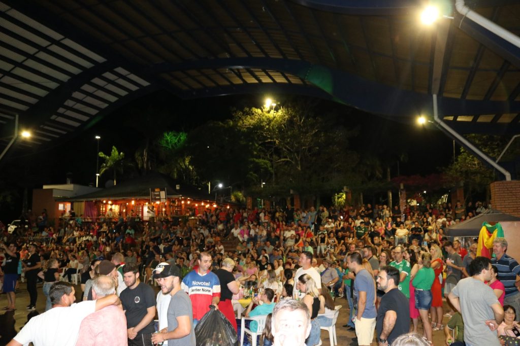 Mais de 2 mil pessoas na abertura do Acampamento Farroupilha em Itá