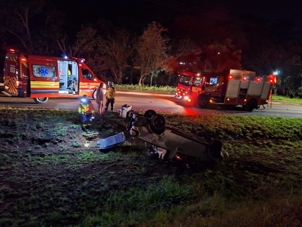 Veículo com placas de Arvoredo capota na BR-282