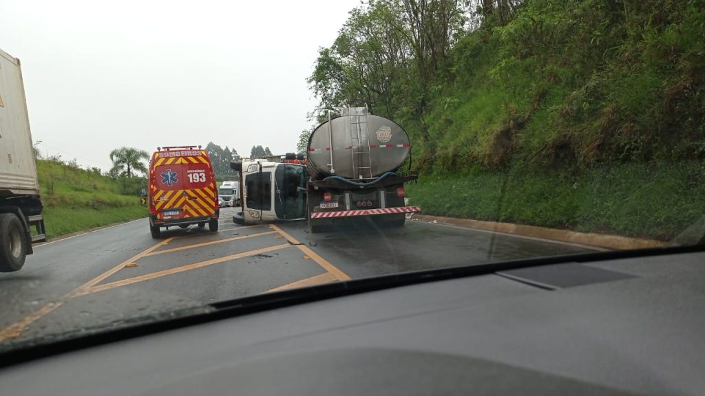 Acidente envolve dois caminhões na BR-282 em Xaxim