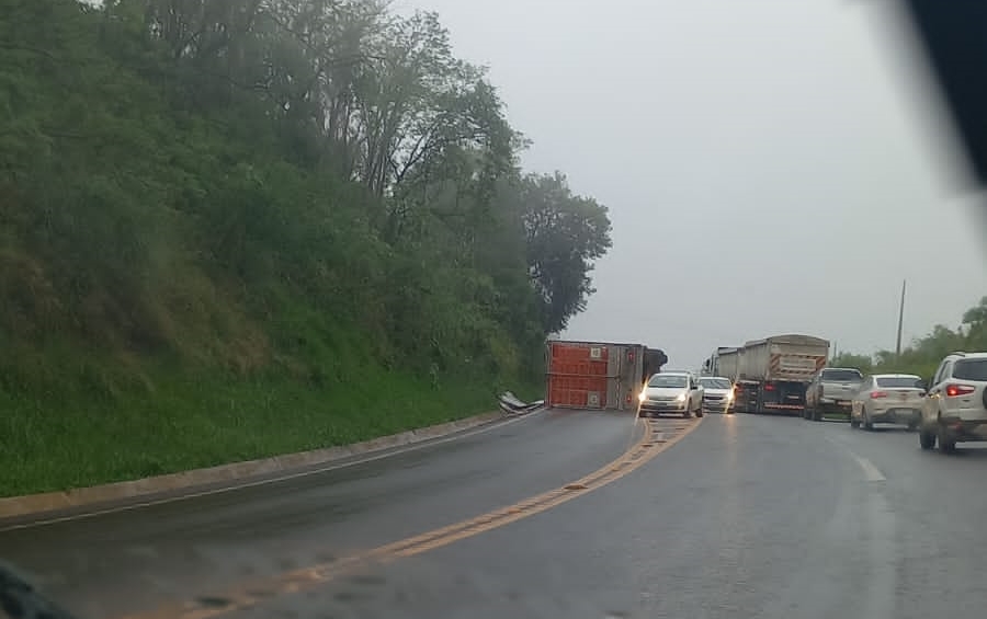 Acidente envolve dois caminhões na BR-282 em Xaxim