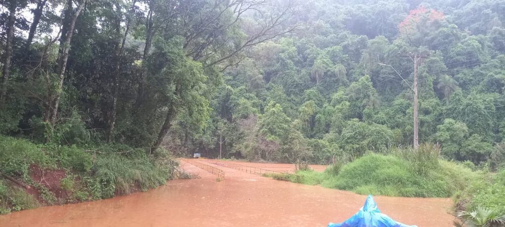 Itá emite alerta sobre risco de grande enchente; ponte é interditada