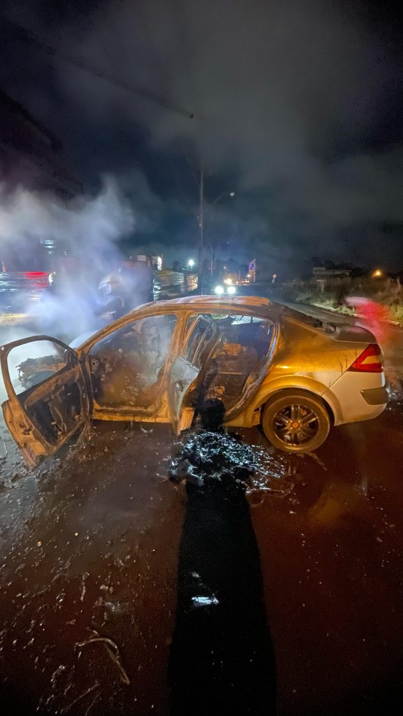 Incêndio atinge veículo em Chapecó