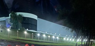 Bombeiros combatem incêndio em veículo abandonado na BR-282