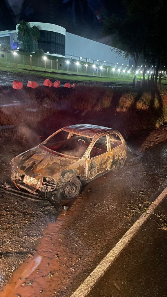 Bombeiros combatem incêndio em veículo abandonado na BR-282