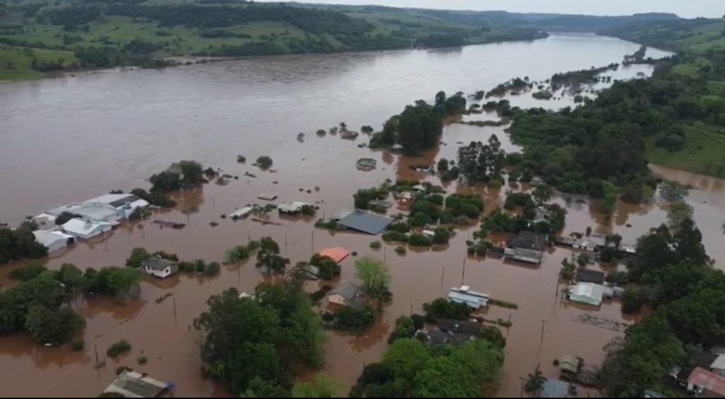 Rio Uruguai inunda balneário de Ilha Redonda em Palmitos