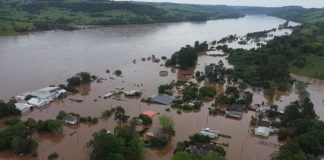 Rio Uruguai inunda balneário de Ilha Redonda em Palmitos