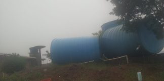 Antigos reservatórios da Casan, no bairro Garghetti, saem do lugar após o temporal