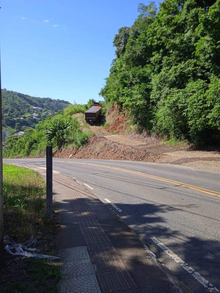 Caminhão fica sem freios na descida da SC-283 vindo de Chapecó