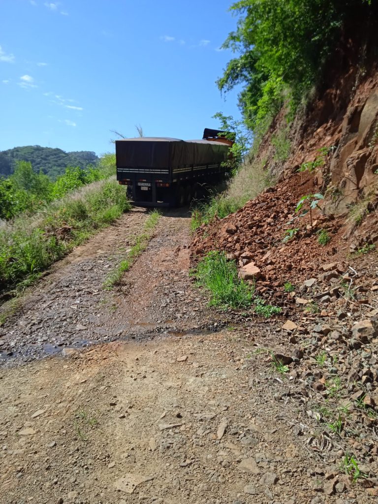 Caminhão fica sem freios na descida da SC-283 vindo de Chapecó