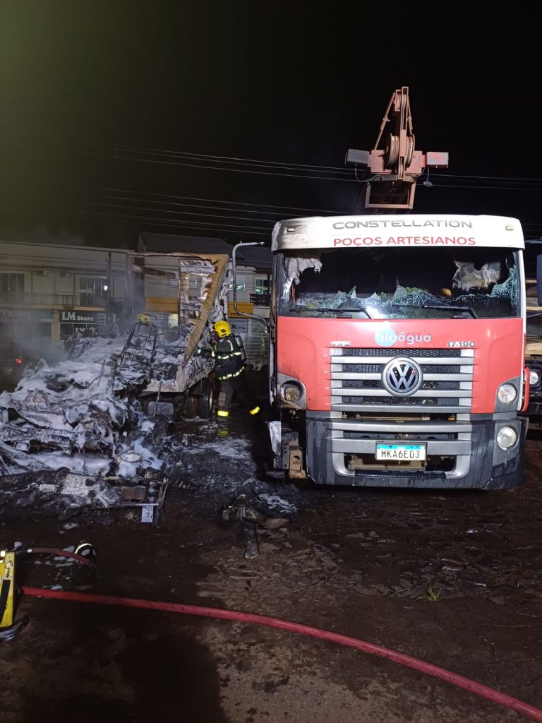Incêndio atinge caminhões em Chapecó