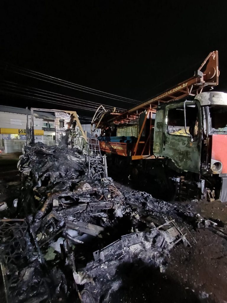 Incêndio atinge caminhões em Chapecó