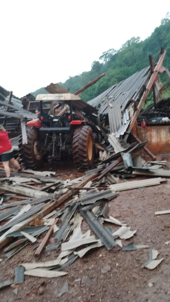 Vento causa danos em estrutura de propriedade rural em Arvoredo