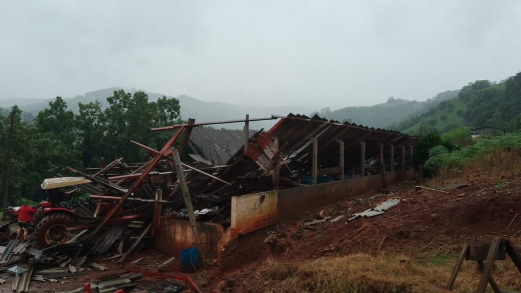 Vento causa danos em estrutura de propriedade rural em Arvoredo