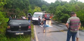 Colisão frontal entre carro e van deixa feridos na SC-160 em Saudades