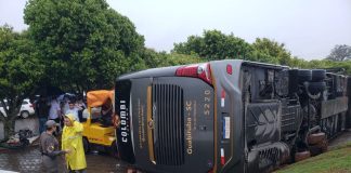 Ônibus com 43 passageiros tomba em Machadinho-RS