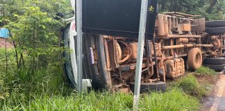 Caminhão tomba após a descida do Contorno Viário em Seara