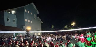 Chegada do Papai Noel e espetáculo Encantos de Natal encantaram Nova Teutônia