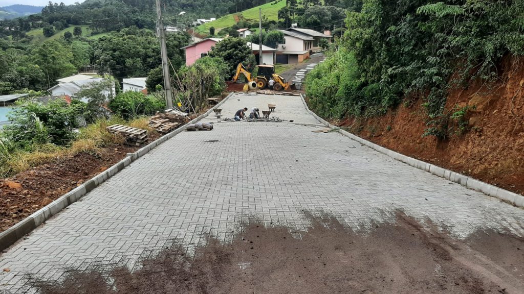 Segue a colocação de pavers na rua Nova Milano
