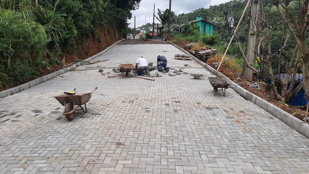 Segue a colocação de pavers na rua Nova Milano