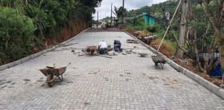 Segue a colocação de pavers na rua Nova Milano