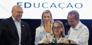 Novos diretores escolares da Rede Estadual de Ensino de Santa Catarina são empossados