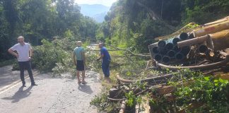 Caminhão tomba na SC-283 após saída de pista
