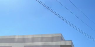 Caminhão desgovernado colide em poste e edificação em Chapecó
