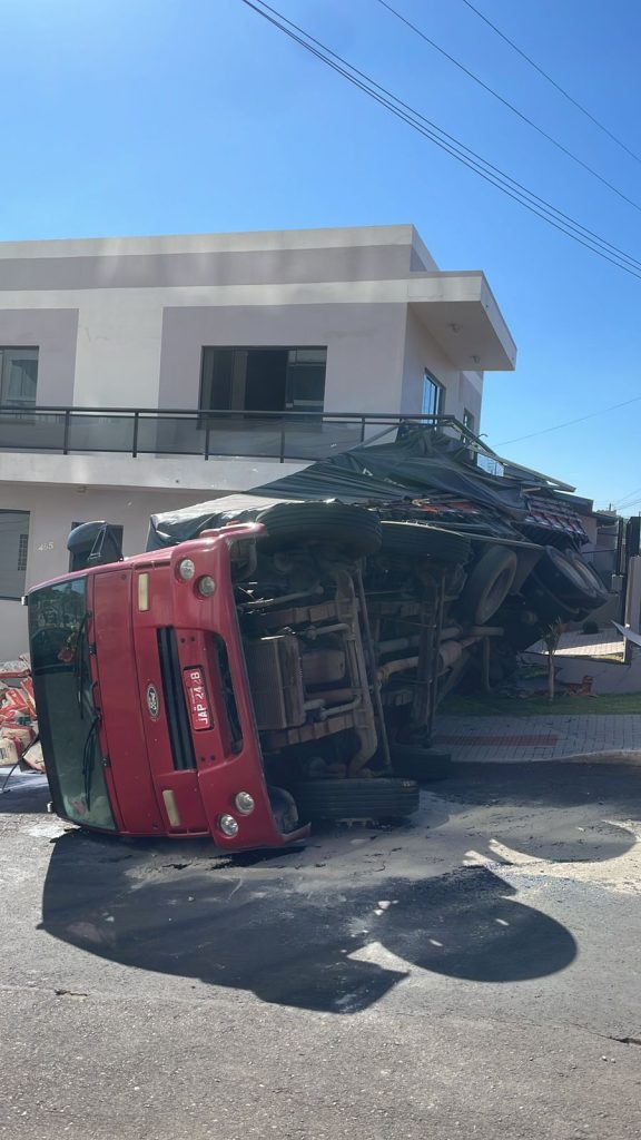 Caminhão desgovernado colide em poste e edificação em Chapecó