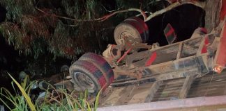 Uma pessoa morre e outra fica ferida em tombamento de caminhão em Passos Maia