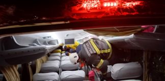 Ônibus com 37 passageiros capota na BR-282 em Lages