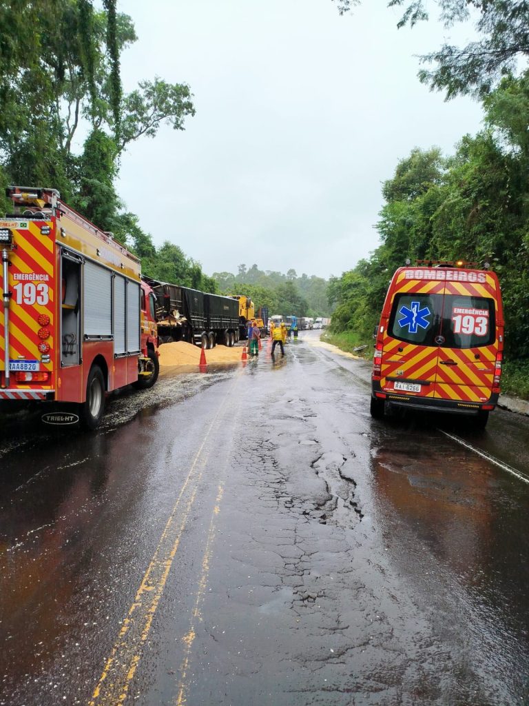 Motorista fica ferido após colisão entre carretas na BR-282, no Oeste de SC