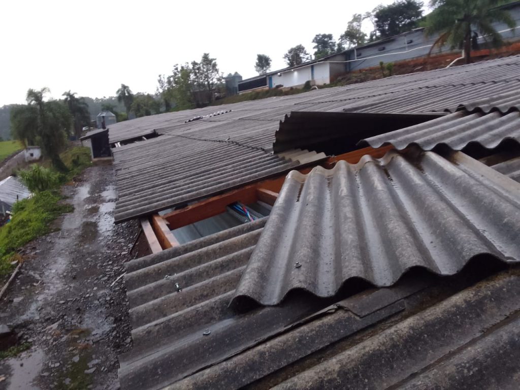 Vendaval causa danos em propriedade no interior de Seara