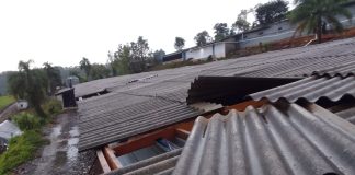 Vendaval causa danos em propriedade no interior de Seara