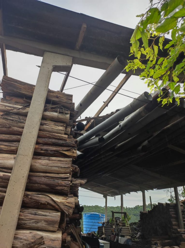 Vendaval causa danos em propriedade no interior de Seara