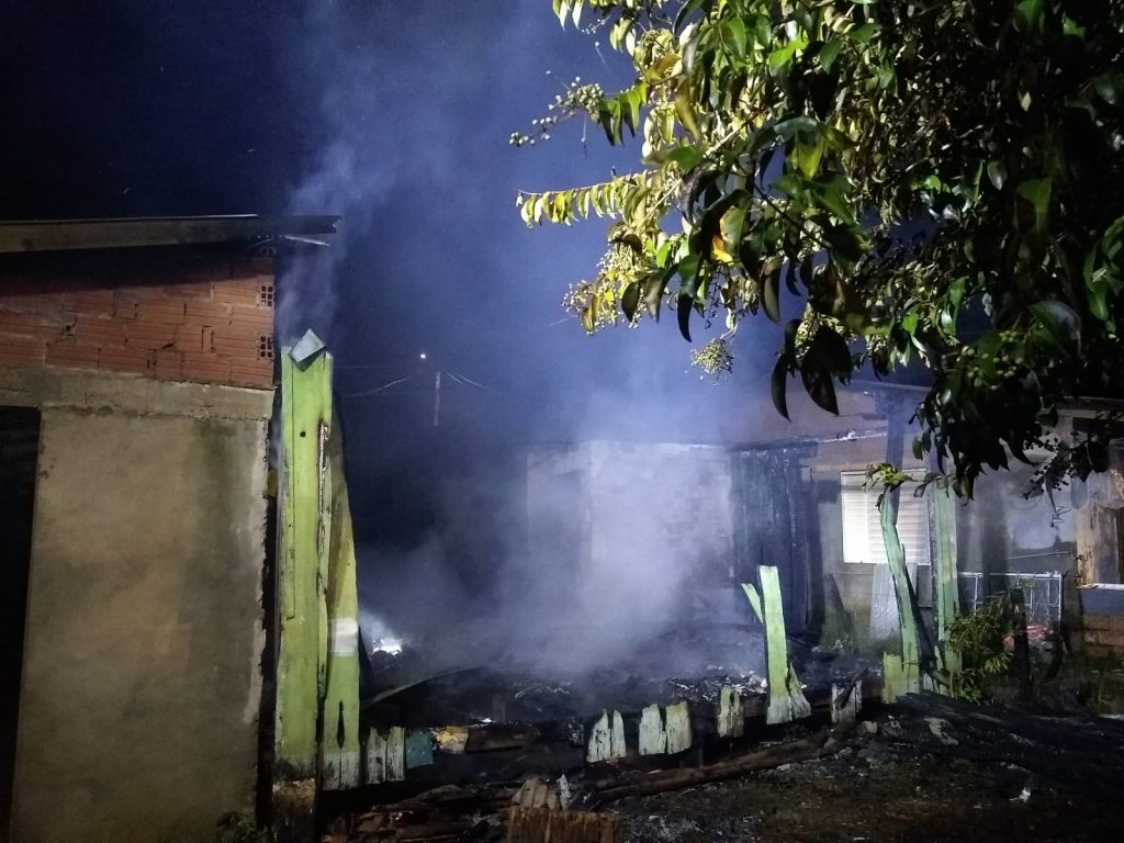 Incêndio destrói residência em Chapecó